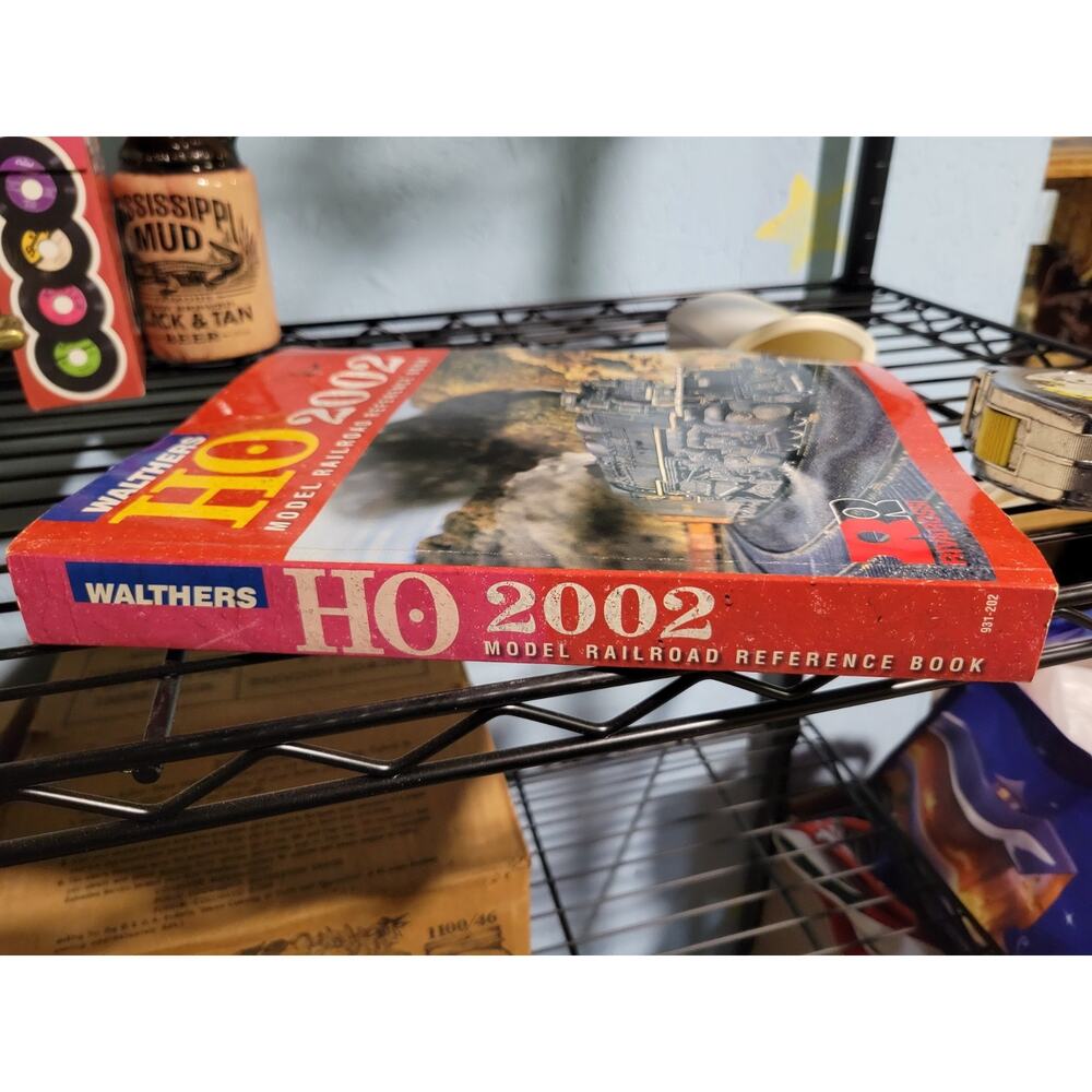 Walthers HO Scale Model Railroad Catalog Reference Manual (2002) - Picture 4 of 10